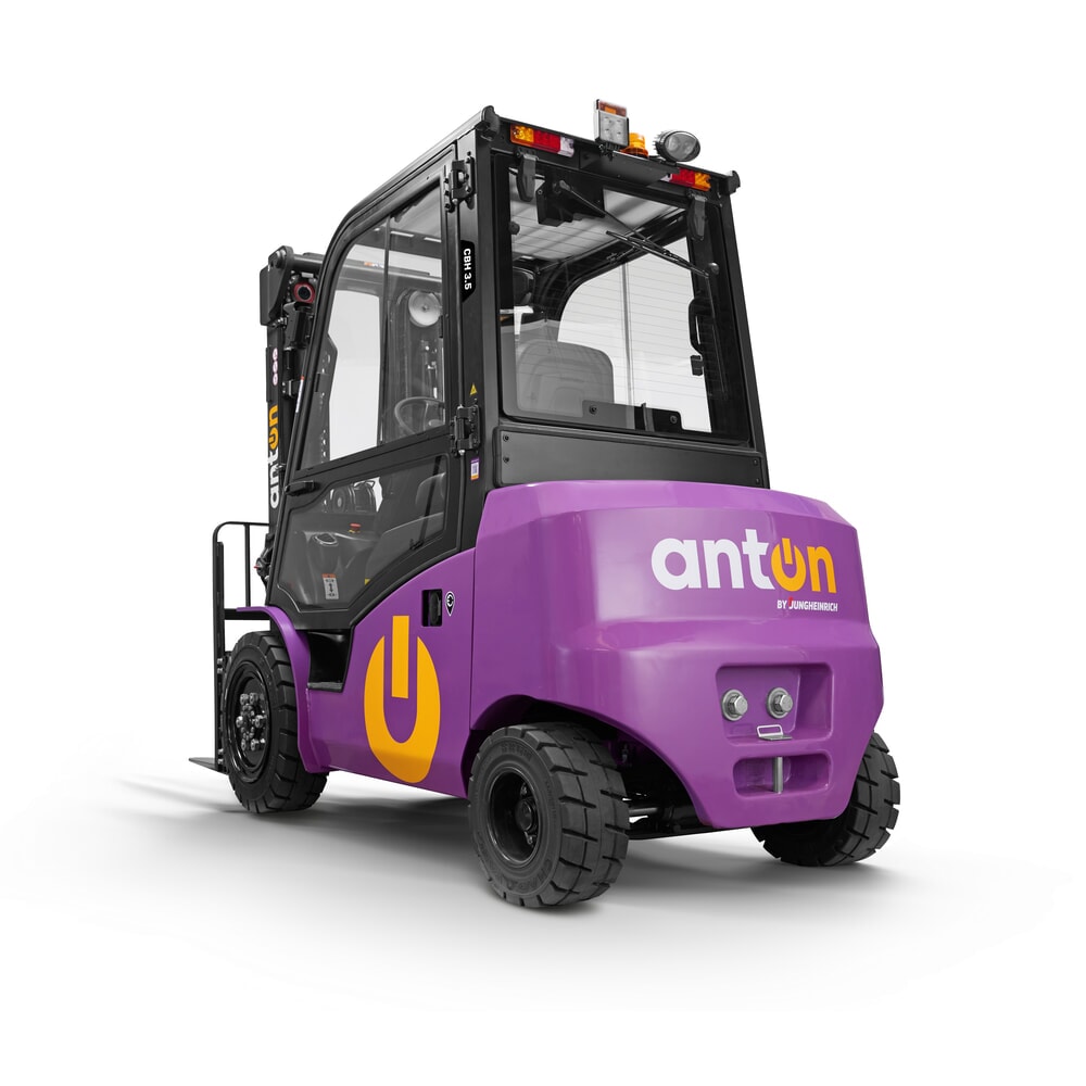 Číslo obrázku produktu 2: Elektrický vysokozdvižný vozík AntOn by Jungheinrich CBH 3.5 s trojitým teleskopickým zdvihovým zařízením, výška zdvihu 4 800 mm, nosnost 3 500 kg, kabina pro ochranu proti povětrnostním vlivům Comfort, včetně externí nabíječky