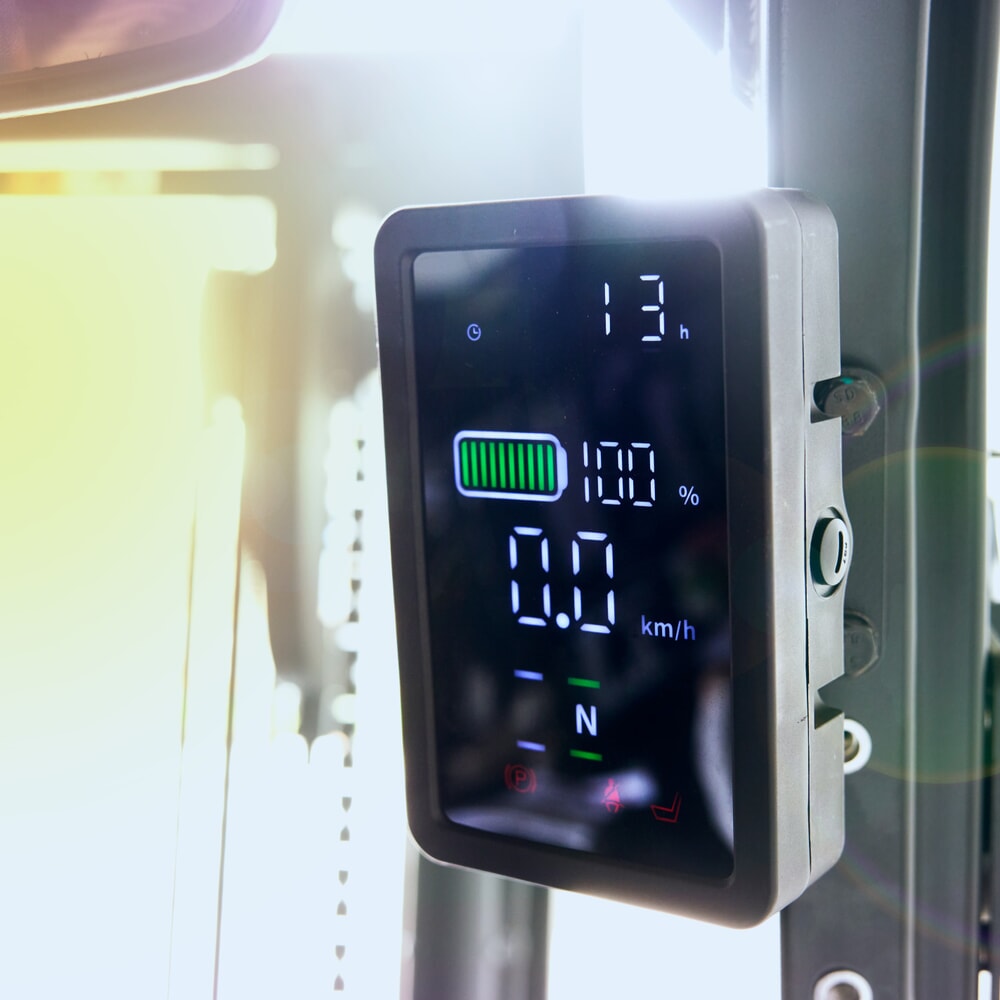 Číslo obrázku produktu 6: Elektrický vysokozdvižný vozík AntOn by Jungheinrich CBH 3.5 s trojitým teleskopickým zdvihovým zařízením, výška zdvihu 4 800 mm, nosnost 3 500 kg, kabina pro ochranu proti povětrnostním vlivům Comfort, včetně externí nabíječky