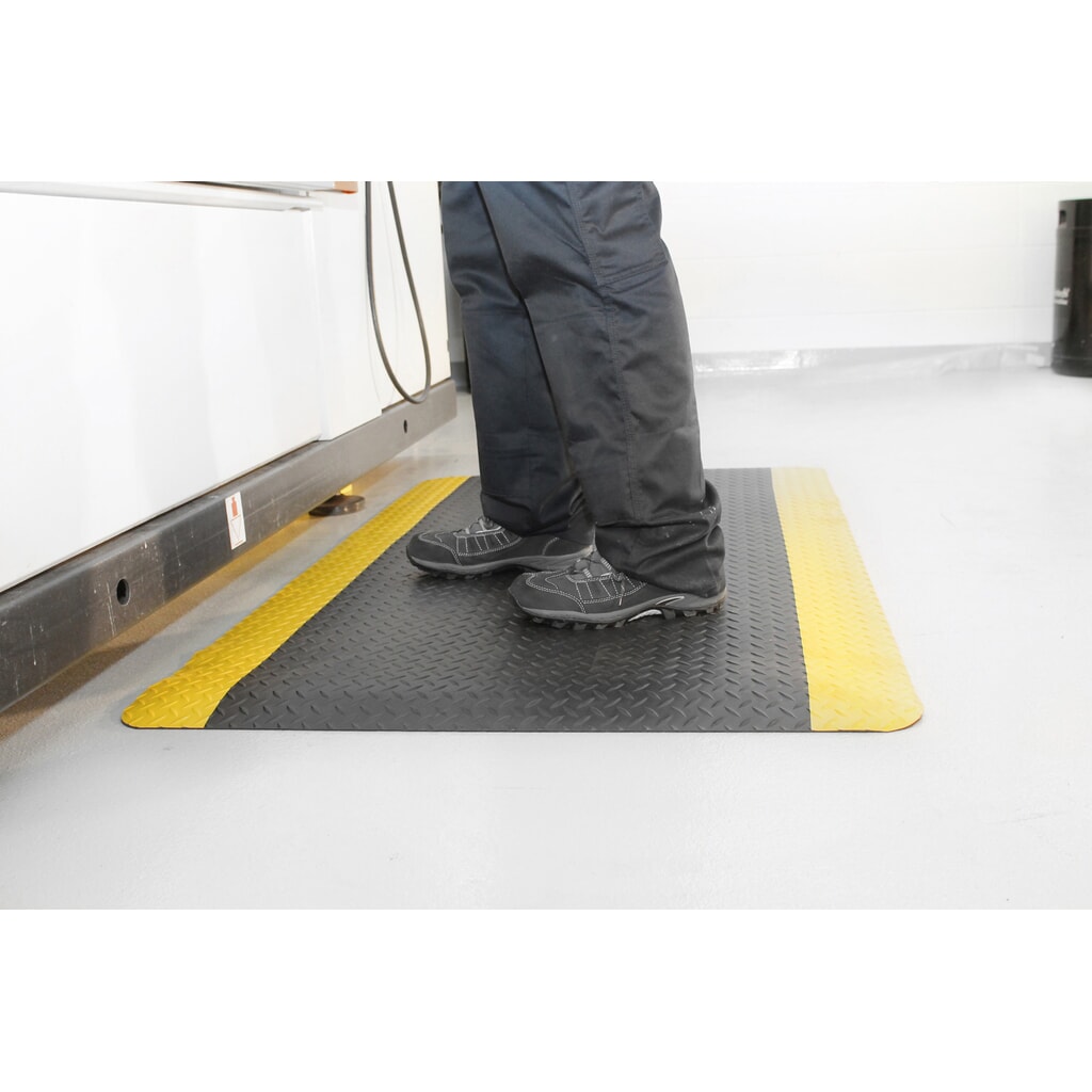 Protiúnavová rohož COBA Deckplate ReGen70, 2vrstvá, černá/žlutá, Š x D 600 x 900 mm Obrázek produktu: Protiúnavová rohož COBA Deckplate ReGen70, 2vrstvá, černá/žlutá, Š x D 600 x 900 mm