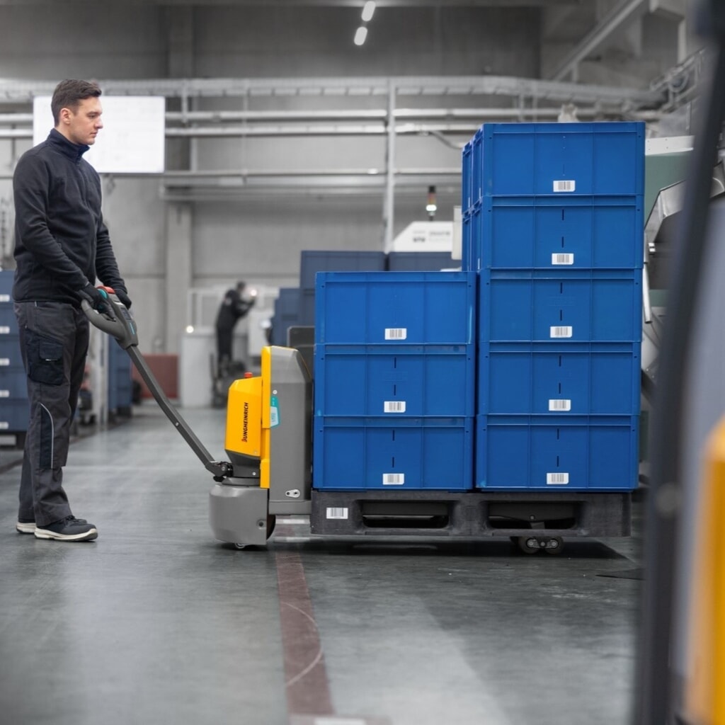 Elektrický paletový vozík Jungheinrich AME 15, nosnost 1 500 kg, délka vidlí 1 150 mm, speciální šířka vidlic 670 mm, tandemová kolečka Číslo obrázku produktu 7: Elektrický paletový vozík Jungheinrich AME 15, nosnost 1 500 kg, délka vidlí 1 150 mm, speciální šířka vidlic 670 mm, tandemová kolečka