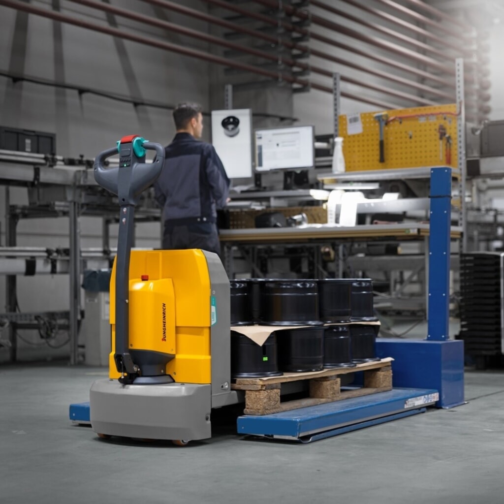 Elektrický paletový vozík Jungheinrich AME 15, nosnost 1 500 kg, délka vidlí 1 150 mm, speciální šířka vidlic 670 mm, tandemová kolečka Číslo obrázku produktu 8: Elektrický paletový vozík Jungheinrich AME 15, nosnost 1 500 kg, délka vidlí 1 150 mm, speciální šířka vidlic 670 mm, tandemová kolečka