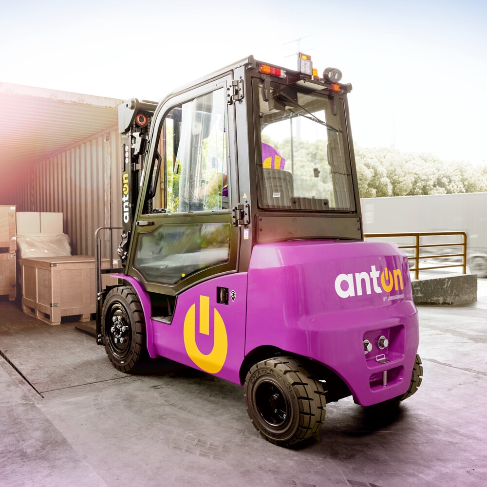 Číslo obrázku produktu 9: Elektrický vysokozdvižný vozík AntOn by Jungheinrich CBH 3.0 s trojitým teleskopickým zdvihovým zařízením, výška zdvihu 4 800 mm, nosnost 3 000 kg, kabina pro ochranu proti povětrnostním vlivům Comfort, vč. externí nabíječky 80 V, 60 A,