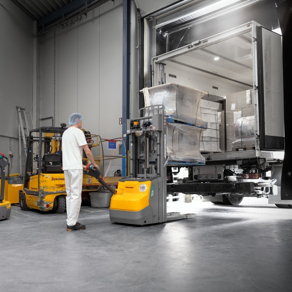 Číslo obrázku produktu 6: Elektrický vysokozdvižný vozík Jungheinrich EJC 112zi ZZ, zdvih 2500 mm, vestavná nabíječka, proporcionální hydraulika, funkce provozu s předními opěrnými kladkami