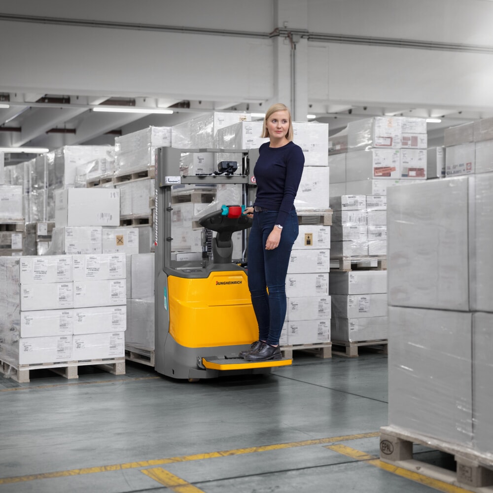 Číslo obrázku produktu 11: Elektrický vysokozdvižný vozík Jungheinrich ERC 110i ZZ s plošinou ke stání, dvojité teleskopické zdvihové zařízení, výška zdvihu 3 900 mm, nosnost 1 000 kg, proporcionální hydraulika