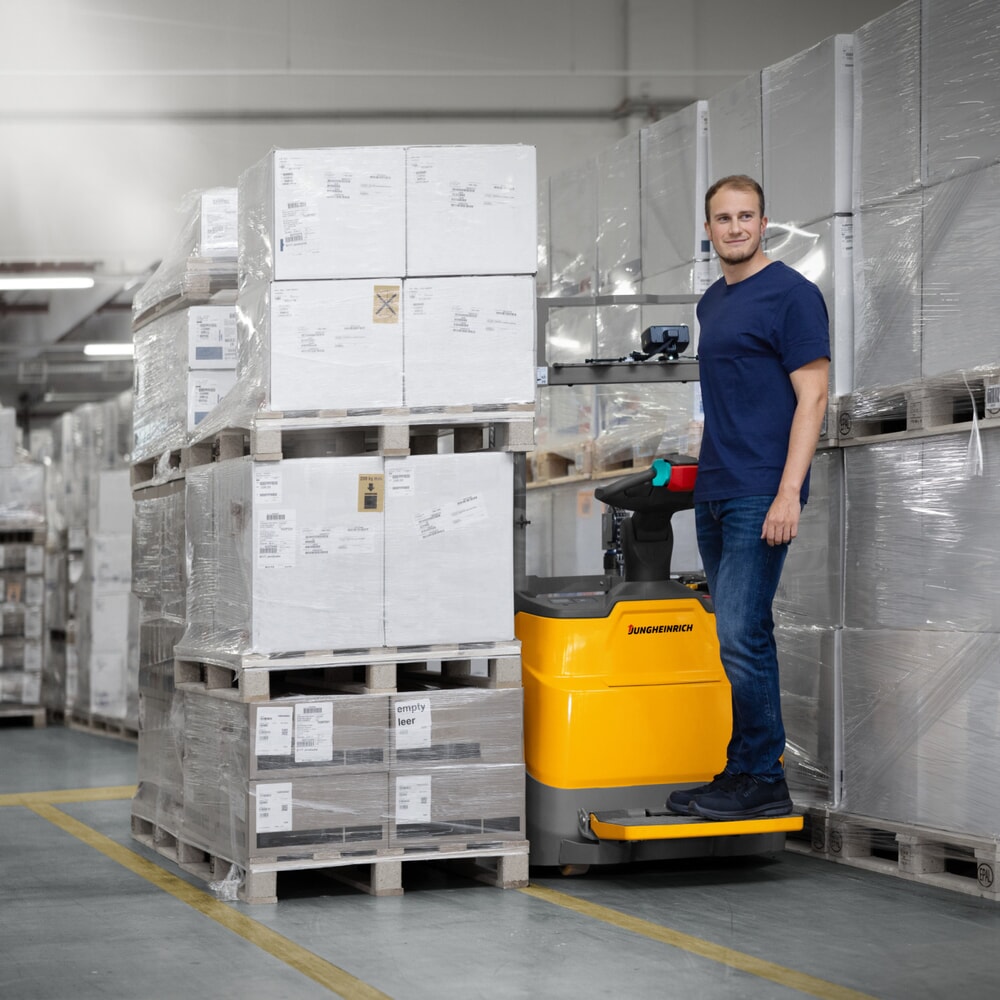 Číslo obrázku produktu 15: Elektrický vysokozdvižný vozík Jungheinrich ERC 110i ZZ s plošinou ke stání, dvojité teleskopické zdvihové zařízení, výška zdvihu 3 900 mm, nosnost 1 000 kg, proporcionální hydraulika