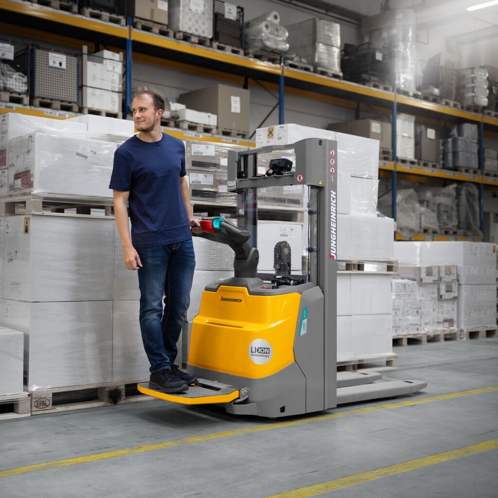 Číslo obrázku produktu 18: Elektrický vysokozdvižný vozík Jungheinrich ERC 110i DZ s plošinou ke stání, trojité teleskopické zdvihové zařízení, výška zdvihu 4 300 mm, nosnost 1 000 kg, proporcionální hydraulika