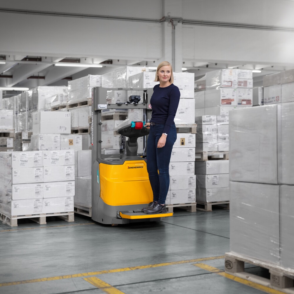 Číslo obrázku produktu 7: Elektrický vysokozdvižný vozík Jungheinrich ERC 110zi ZT s plošinou ke stání, dvojité teleskopické zdvihové zařízení, výška zdvihu 3 600 mm, nosnost 1 000 kg, proporcionální hydraulika, funkce uchopení dvou palet na sobě