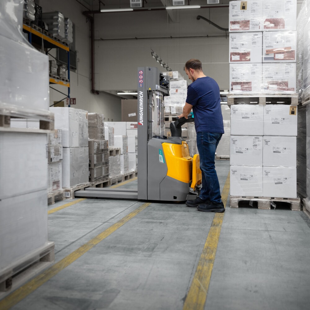 Číslo obrázku produktu 9: Elektrický vysokozdvižný vozík Jungheinrich ERC 110zi ZT s plošinou ke stání, dvojité teleskopické zdvihové zařízení, výška zdvihu 3 600 mm, nosnost 1 000 kg, proporcionální hydraulika, funkce uchopení dvou palet na sobě