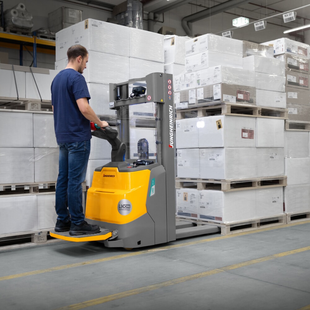 Číslo obrázku produktu 10: Elektrický vysokozdvižný vozík Jungheinrich ERC 110zi ZT s plošinou ke stání, dvojité teleskopické zdvihové zařízení, výška zdvihu 3 600 mm, nosnost 1 000 kg, proporcionální hydraulika, funkce uchopení dvou palet na sobě