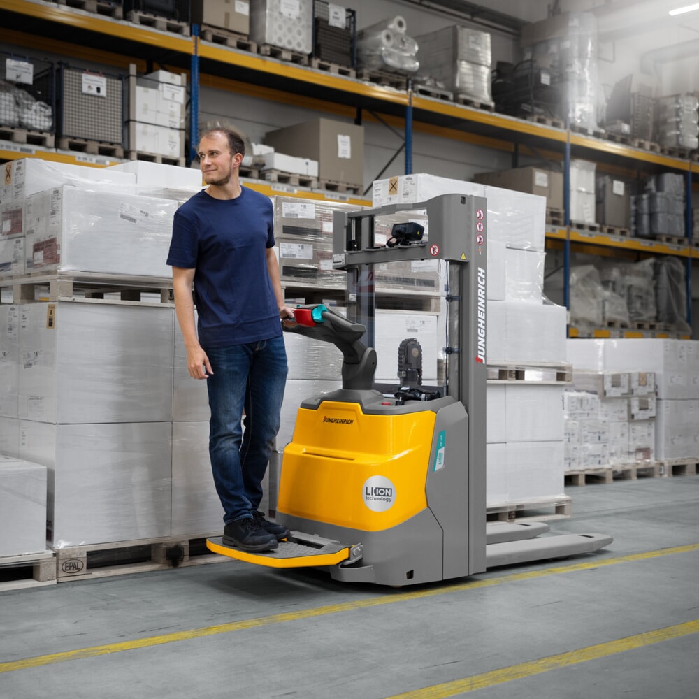 Číslo obrázku produktu 12: Elektrický vysokozdvižný vozík Jungheinrich ERC 110zi ZT s plošinou ke stání, dvojité teleskopické zdvihové zařízení, výška zdvihu 3 600 mm, nosnost 1 000 kg, proporcionální hydraulika, funkce uchopení dvou palet na sobě