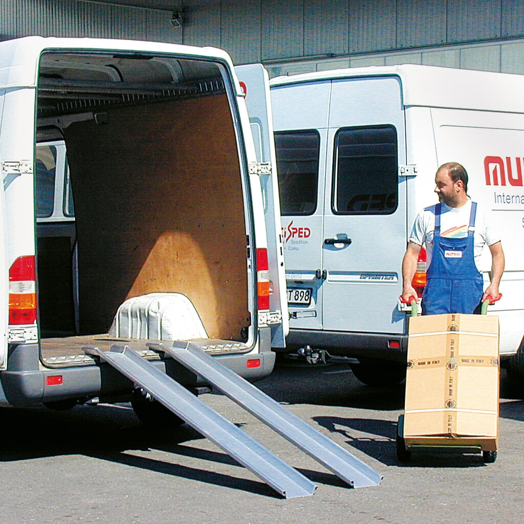 Obrázek produktu: Hliníková nájezdová ližina Universal, s ochranným zvýšeným okrajem, nosnost 600 kg/pár, ŠxD 150 x 1500 mm