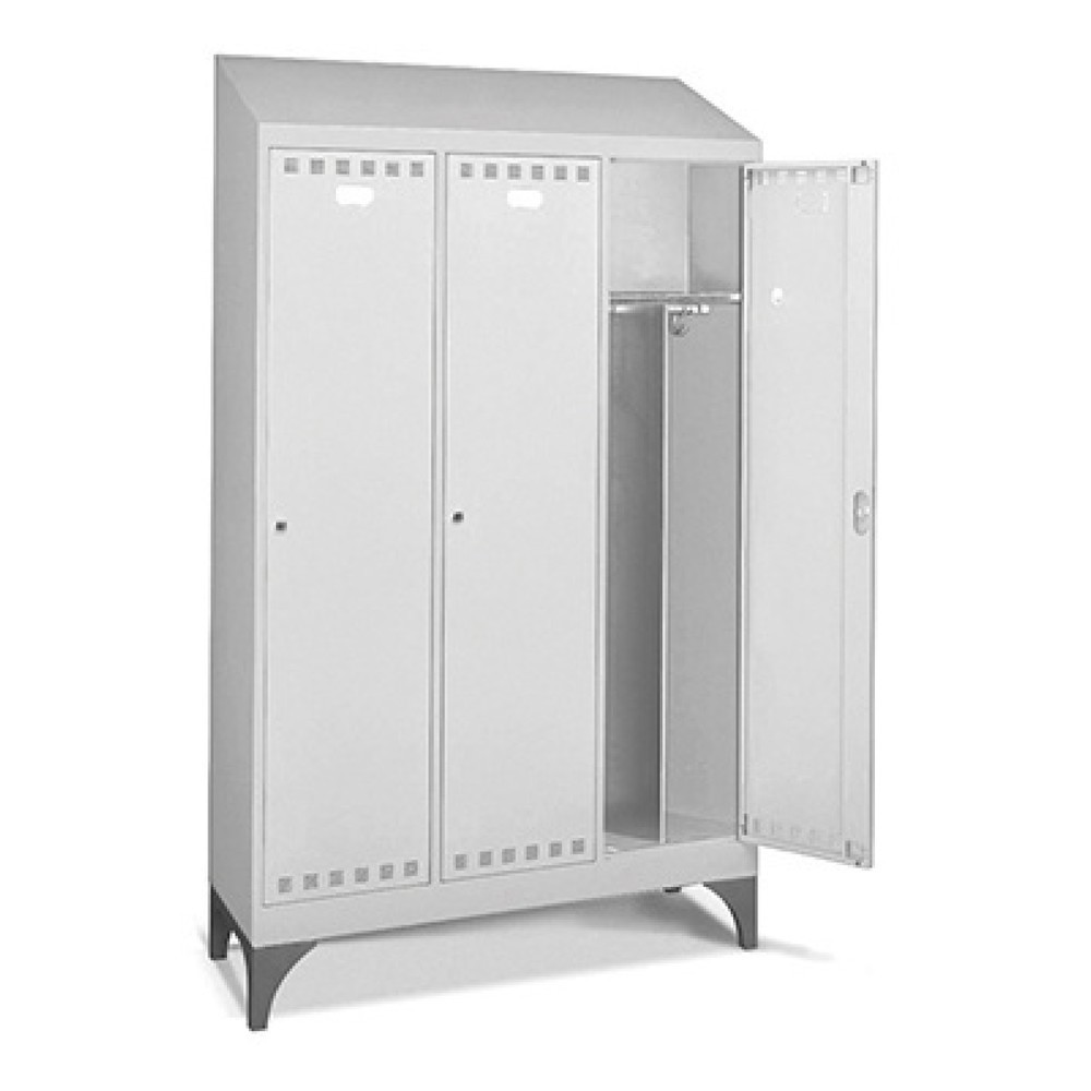 Obrázek produktu: Kovová dvojitá šatní skříňka Fami PERFOM, nohy, šikmá stříška, 3 přihrádky, VxŠxH 2170 x 1195 x 502 mm, světle šedá
