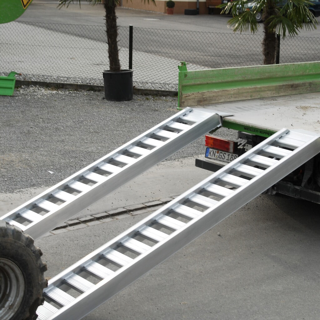 Nájezdové ližiny s příčkami, s okrajem, nosnost 1 660 kg/pár, délka 2340 mm Číslo obrázku produktu 6: Nájezdové ližiny s příčkami, s okrajem, nosnost 1 660 kg/pár, délka 2340 mm