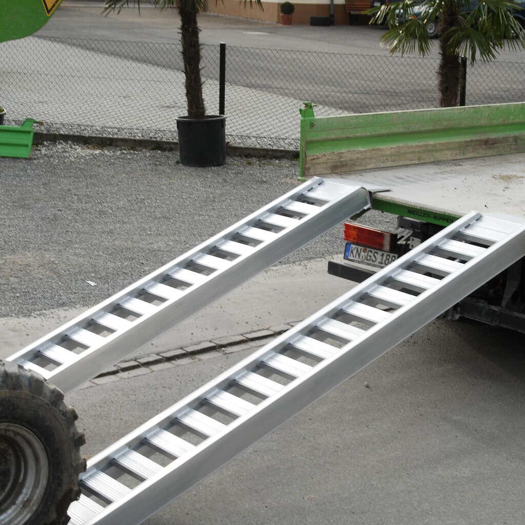 Číslo obrázku produktu 1: Nájezdové ližiny s příčkami, s okrajem, nosnost 1 660 kg/pár, délka 2340 mm
