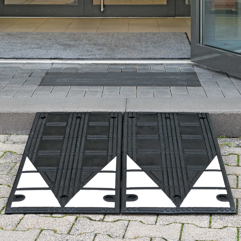 Rampa na obrubník MORAVIA z vulkanizovaného kaučuku, ŠxVxH 450 x 75 x 1000 mm, černo bílá, vč. upevňovacího materiálu Číslo obrázku produktu 2: Rampa na obrubník MORAVIA z vulkanizovaného kaučuku, ŠxVxH 450 x 75 x 1000 mm, černo bílá, vč. upevňovacího materiálu