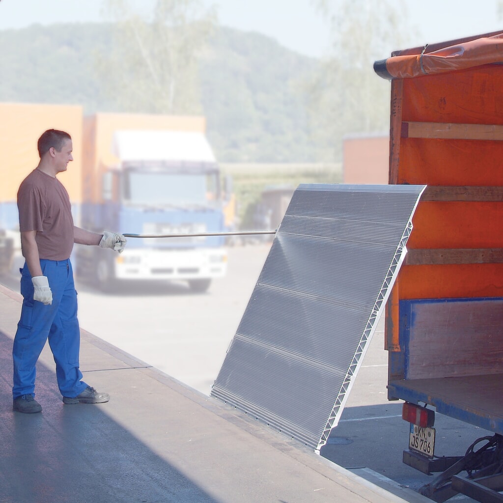 Číslo obrázku produktu 1: Sklopný můstek na pružině s pojistkou proti pádu, nosnost 2500 kg, ŠxD 1250 x 1315 mm