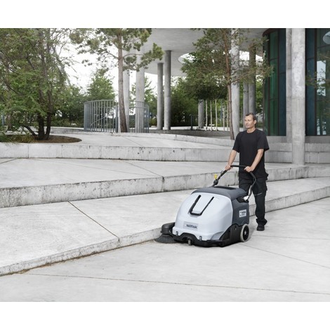Vedený zametací stroj Nilfisk® SW 900 P, benzínový motor